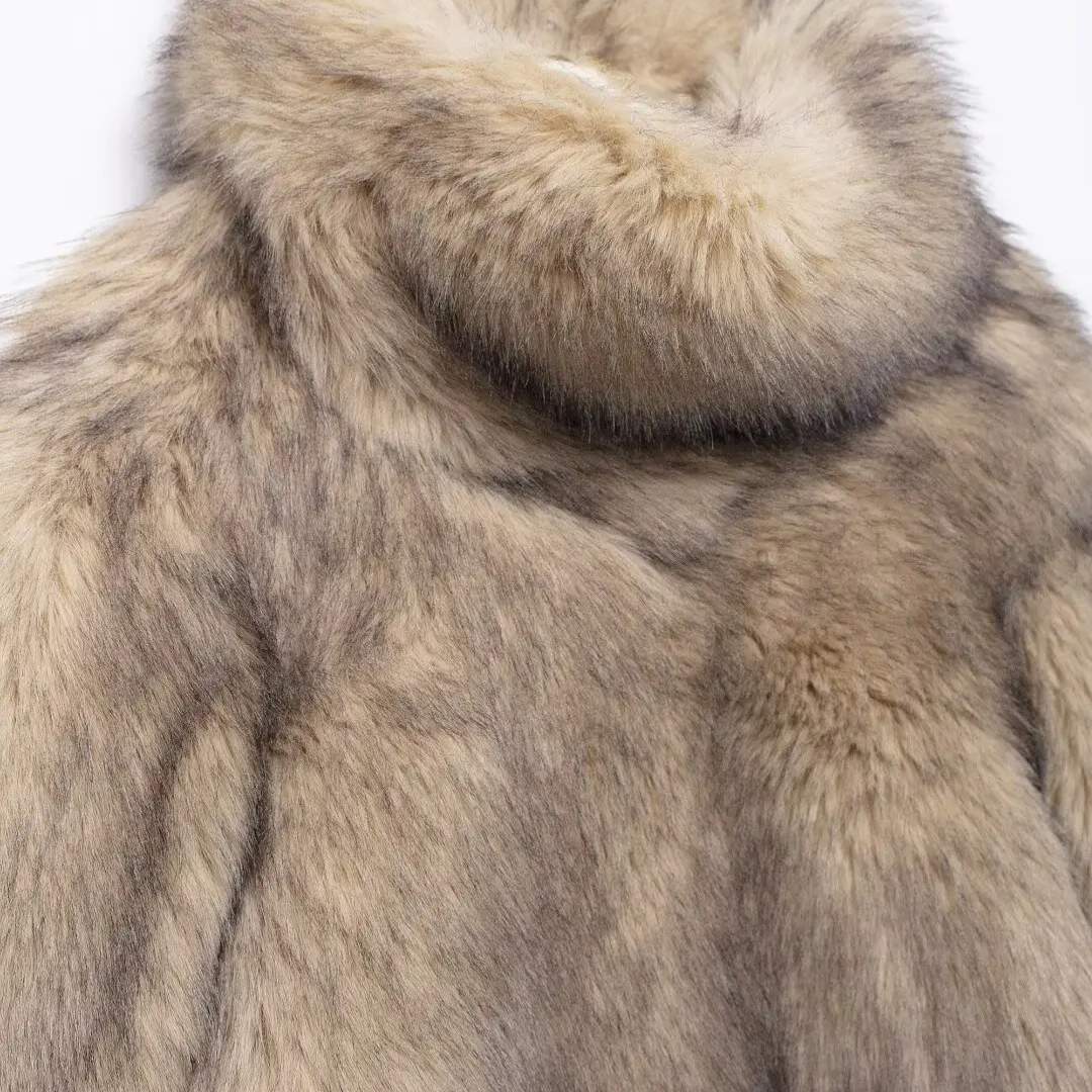 Beige jacka i fuskpäls med hög krage och breda ärmslut