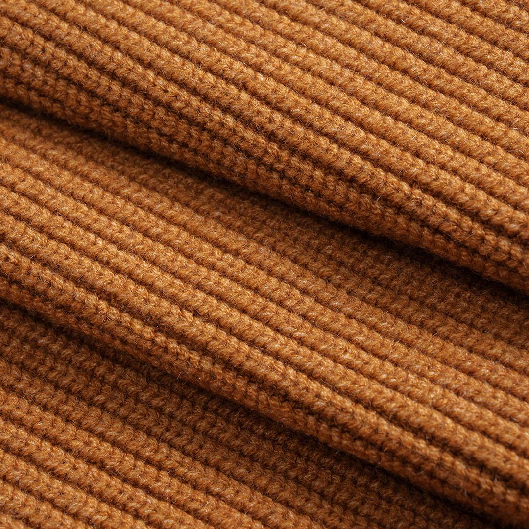 Orange kort ribbstickad kofta med puffärmar hjärtknappar och figurnära midja