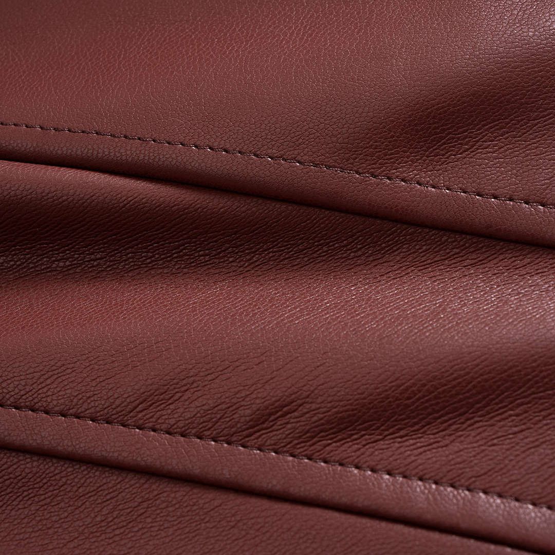 Bourgogne figursydd jacka i konstläder med strukturerade ärmar och markerad midja