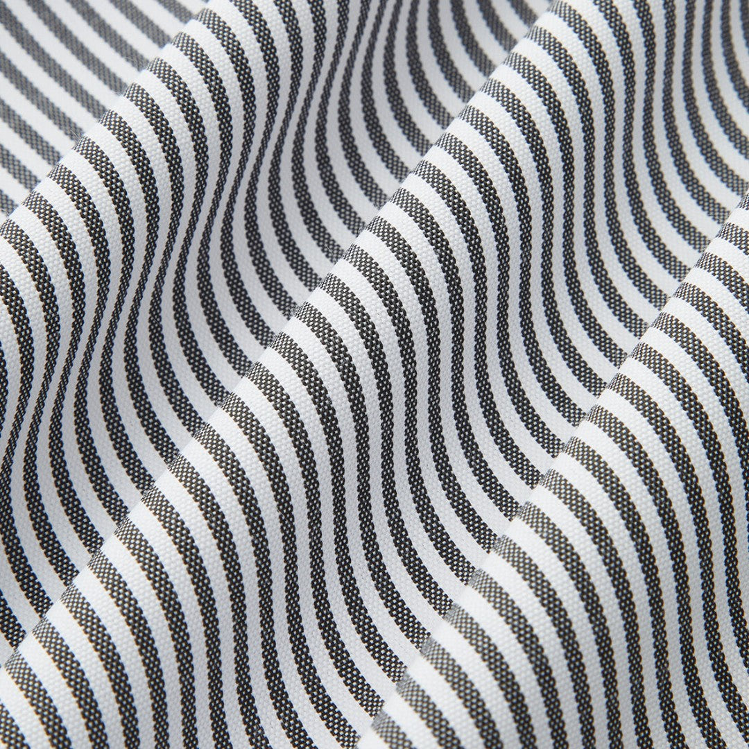 Randig skjortklänning med kontrastdetaljer, bälte och guldknappar