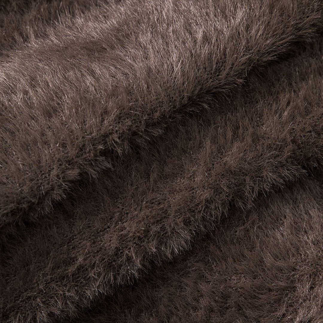 Brun fluffig stickad kofta med dekorativa blomknappar