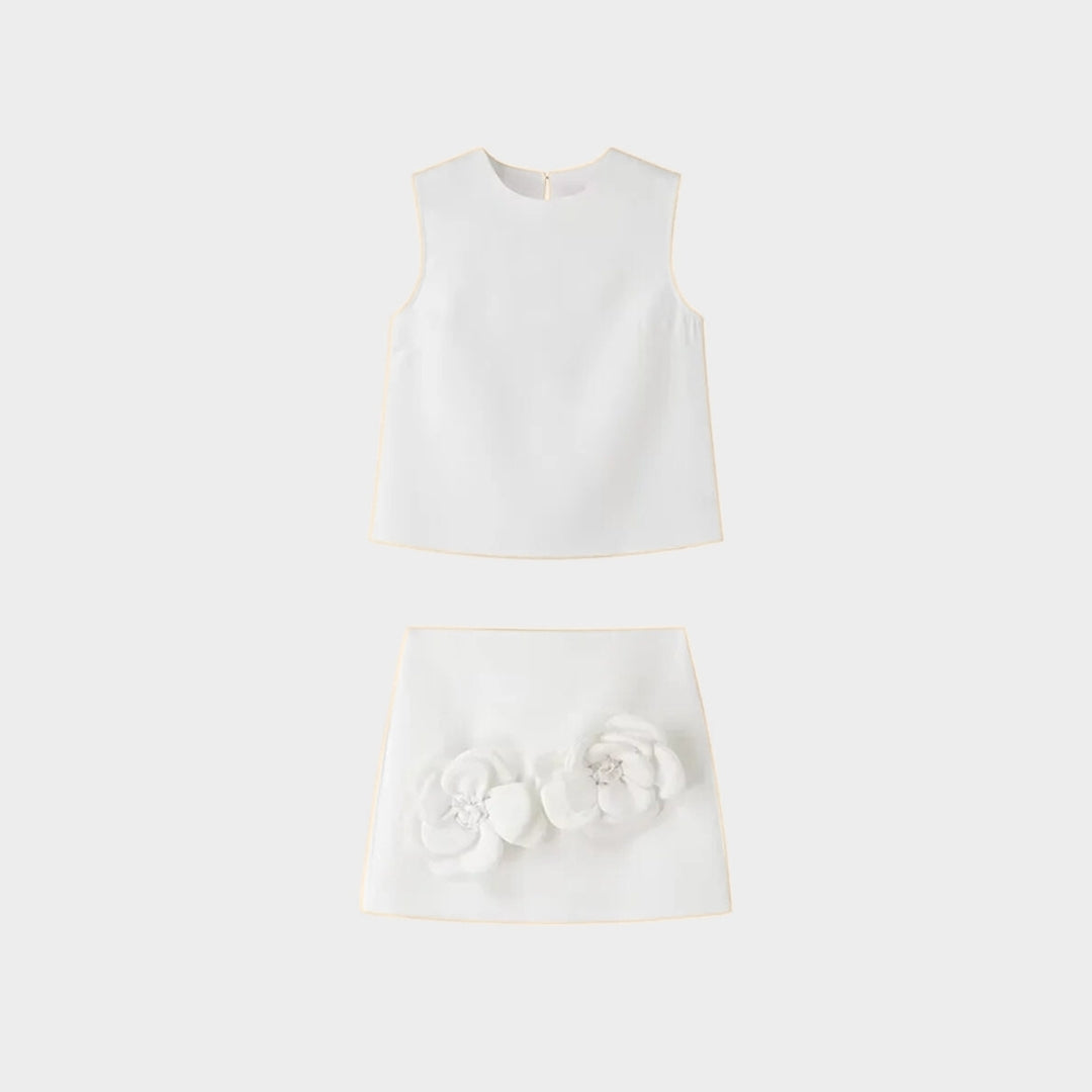 Tvådelat set med blommiga applikationer och ärmlös topp