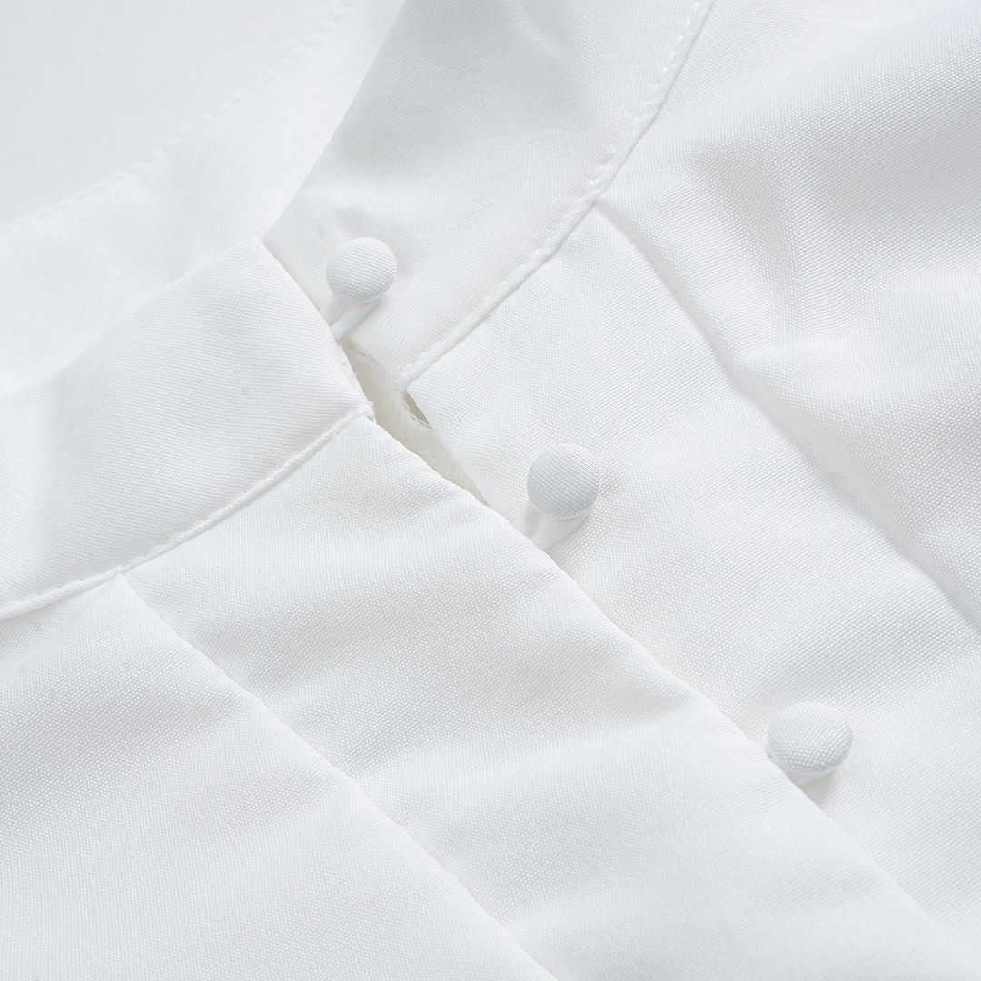 Vit blus med ståkrage täckta knappar och vida puffärmar