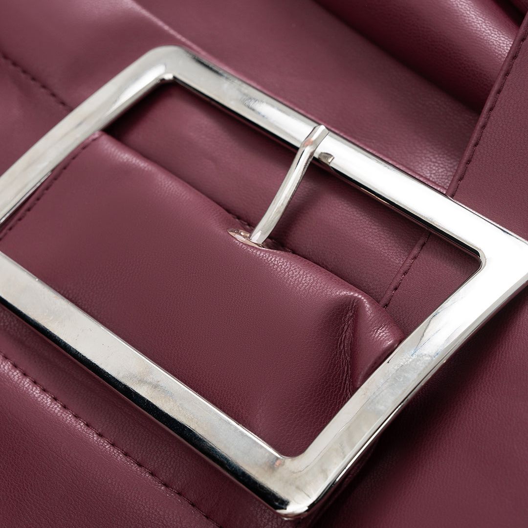 Vinröd blus i konstläder med markerad midja och bredt bälte