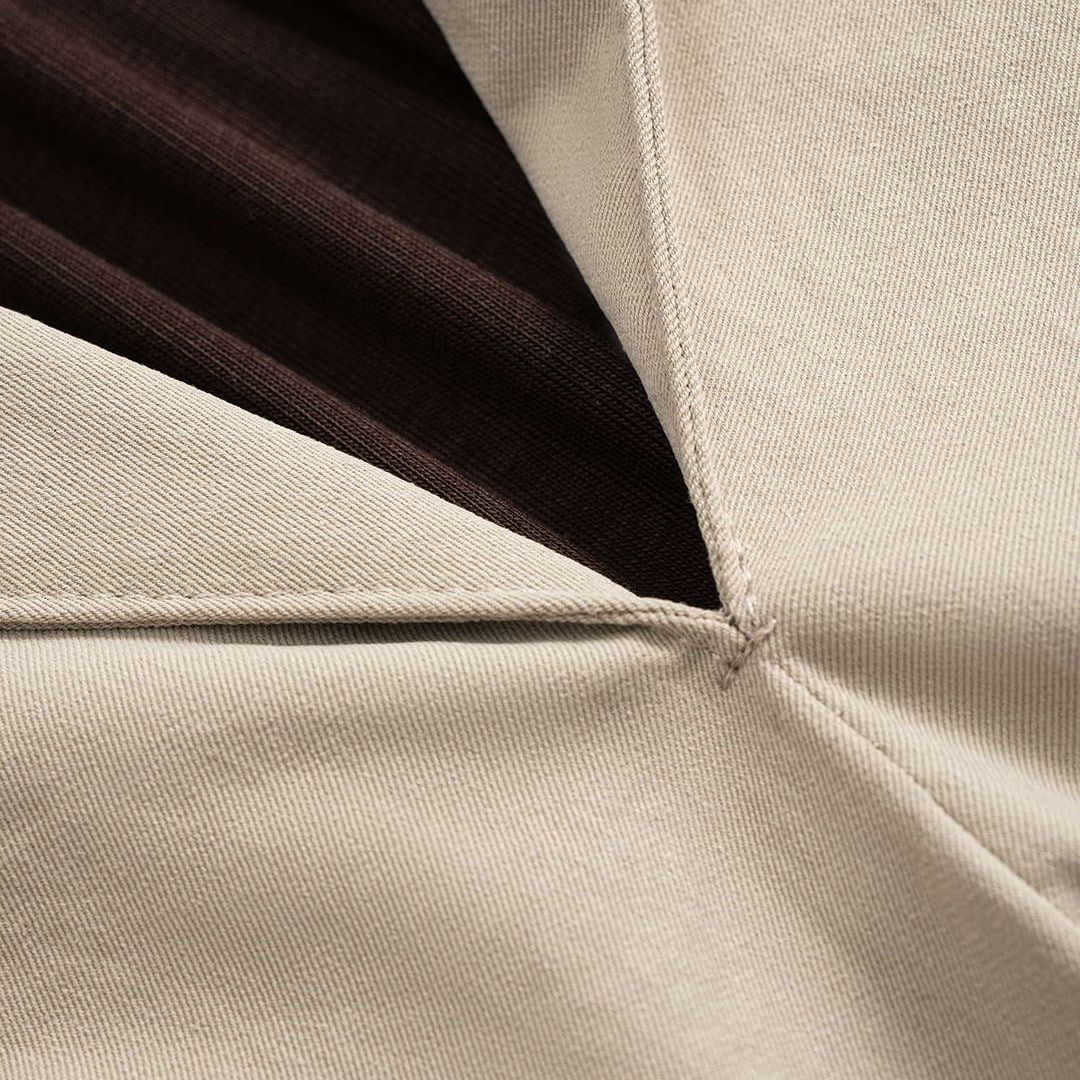 Beigefärgad kort topp med djup V-ringning och vida ärmar i stretchigt tyg