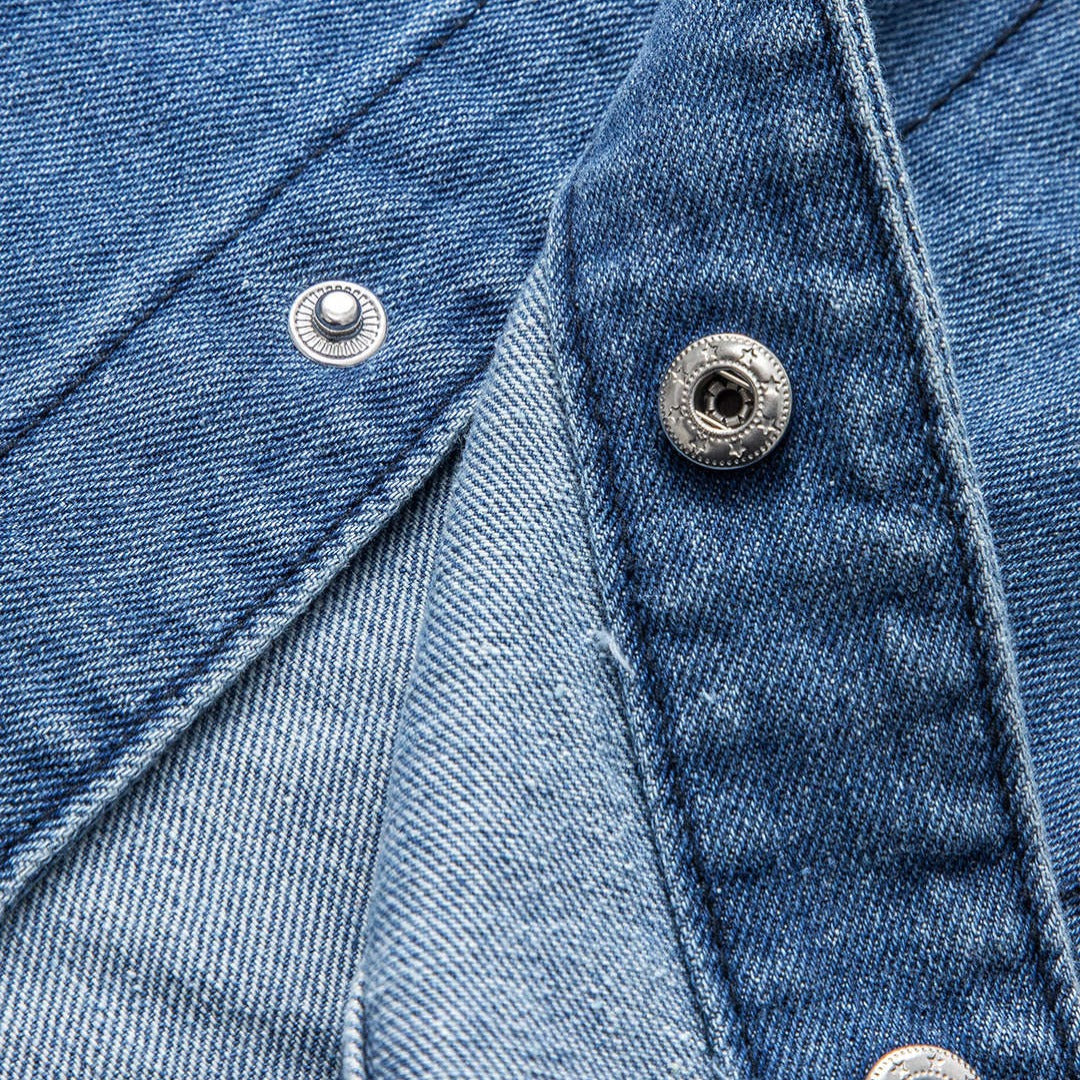 Cropped jeansjacka med rund hals ficklock och rå fåll