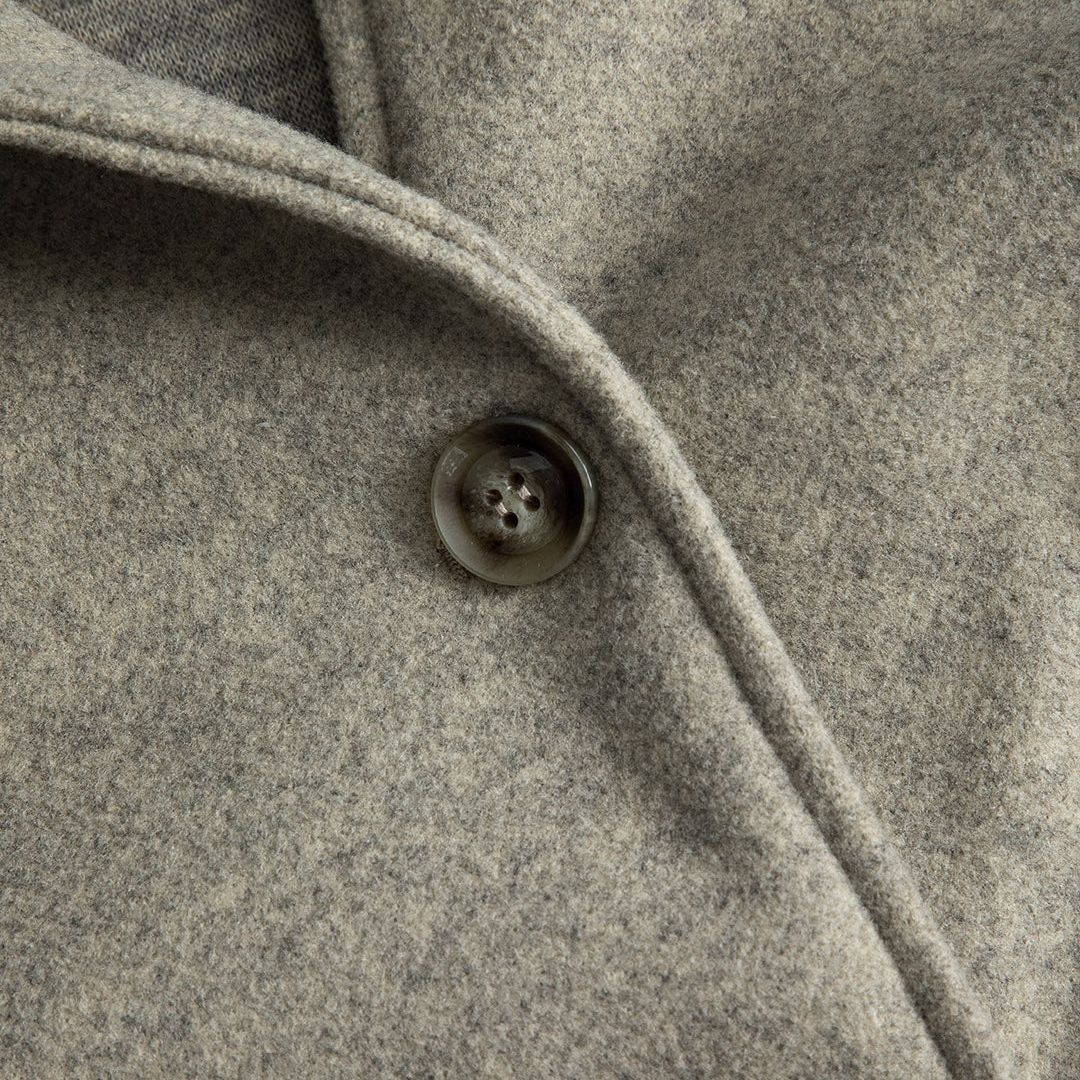 Beige Gråmelerad kort jacka i filtad stickning med markerade sömmar skjortkrage och knappar i lös passform