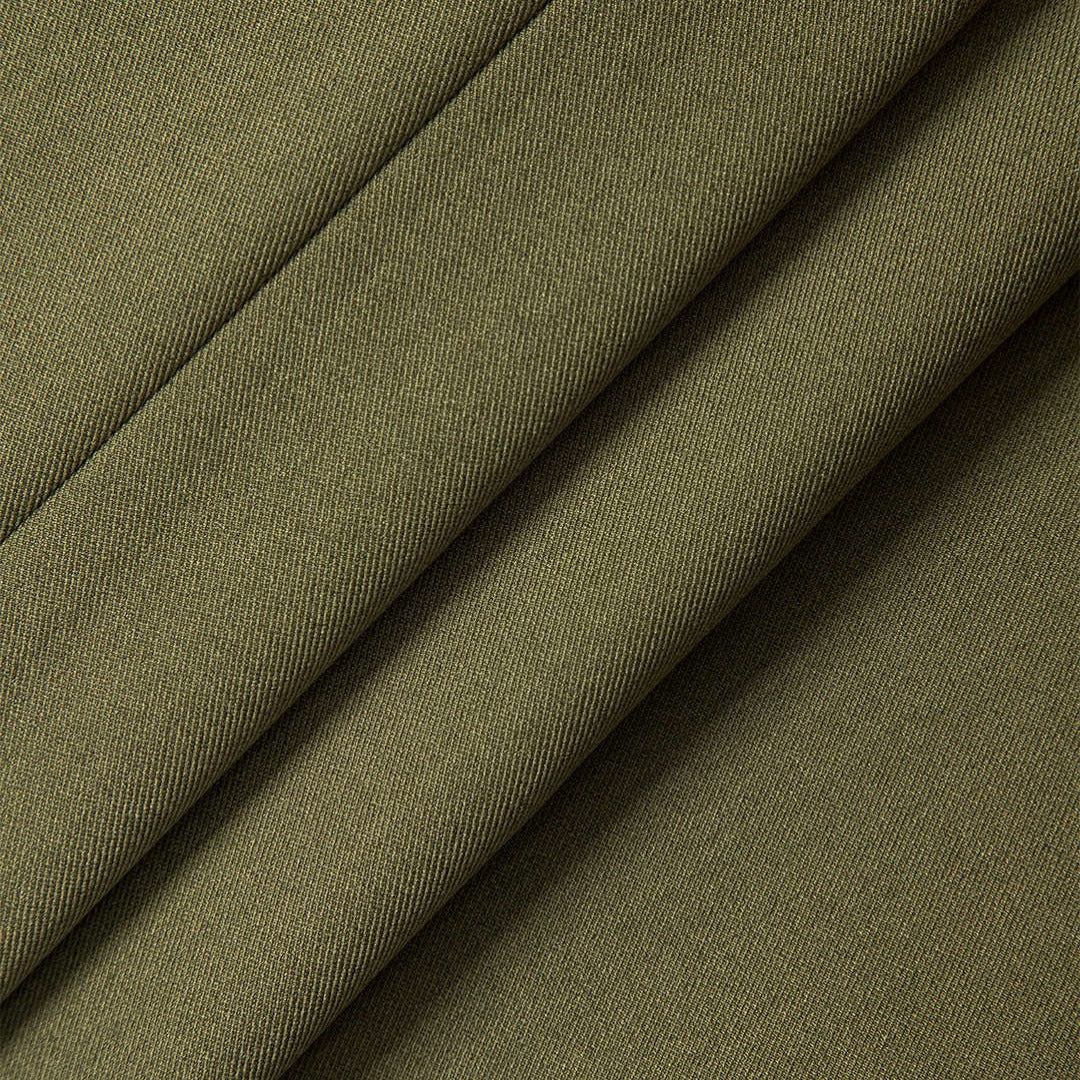 Olivgrön figursydd kavaj i twill med bälte och asymmetrisk knäppning