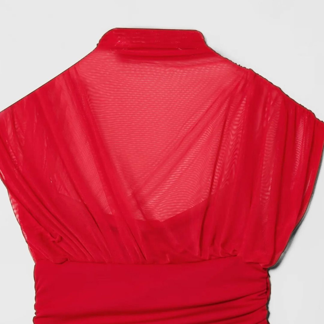 Midiklänning i mesh med polokrage och draperad överdel