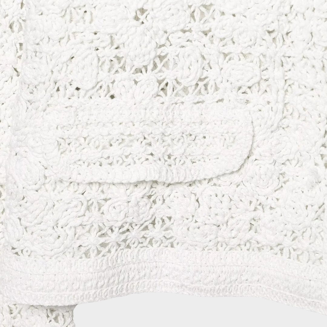 Vit virkad kofta med rund hals lång ärm och knappstängning