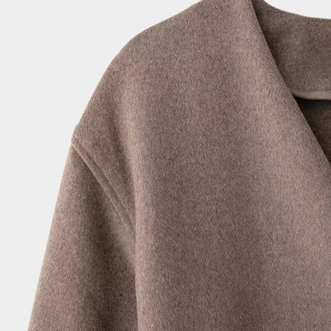 Mellanbrun omlottjacka med smalt bälte och V-ringning