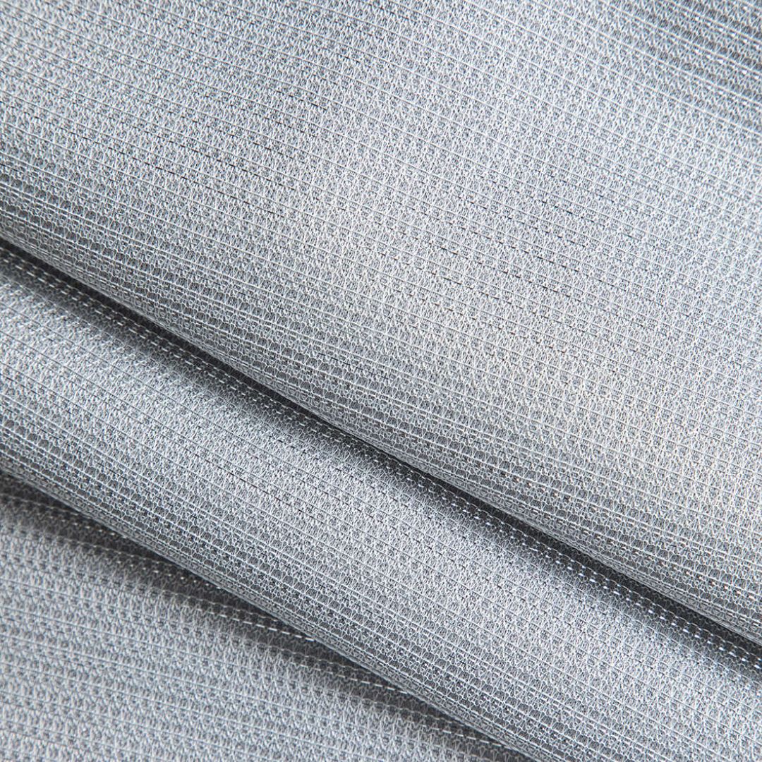 Golvlång silverfärgad paljettklänning med halterneck och glittrande kristalldekor