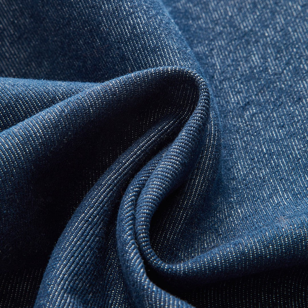 Kort denimjacka med kontrastkrage i mocka och dekorativa guldknappar