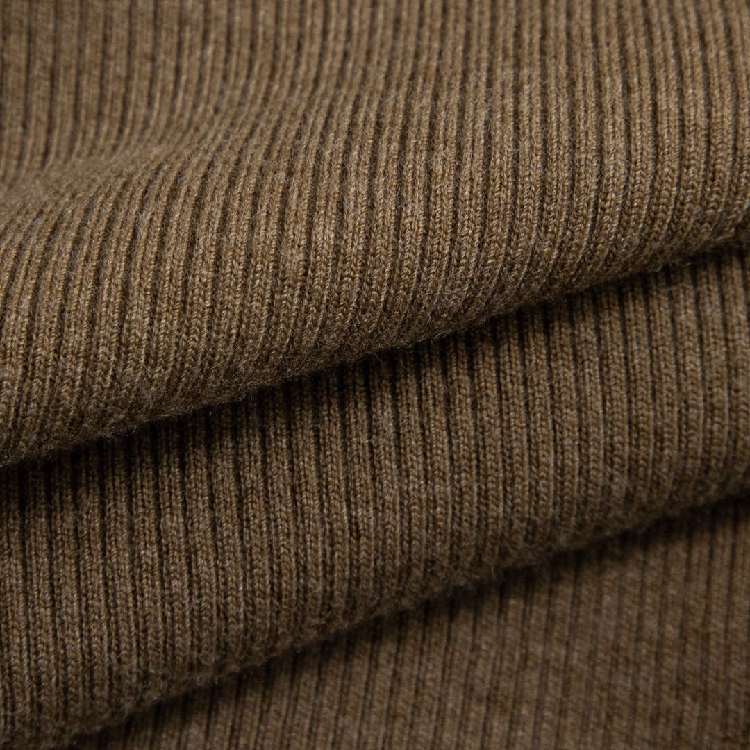 Brun ribbstickad topp med asymmetrisk axellinje och smal passform