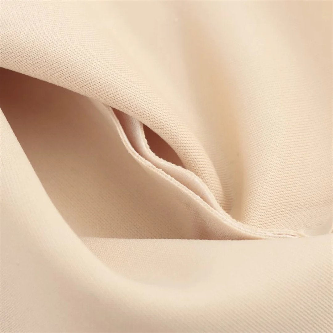 Beige trenchcoat i mockaliknande tyg med bälte