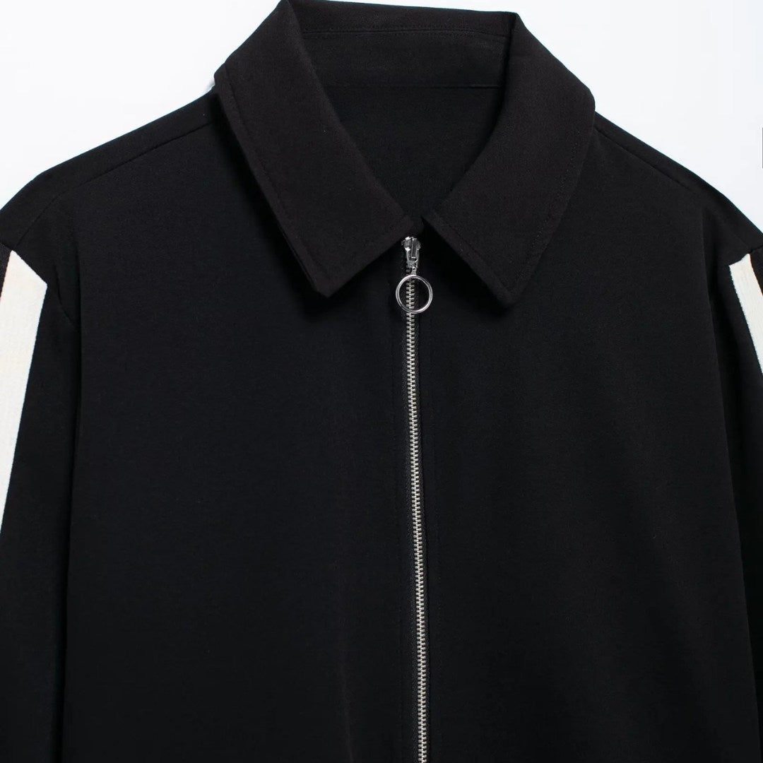 Tvådelad svart chique tracksuit i tjockt stretchmaterial med kontrastbyxor