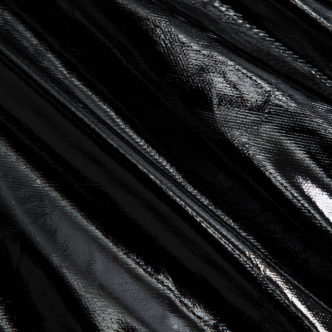 Svart cropped jacka med kontrasterande denimpartier och sportig dragkedja för dam