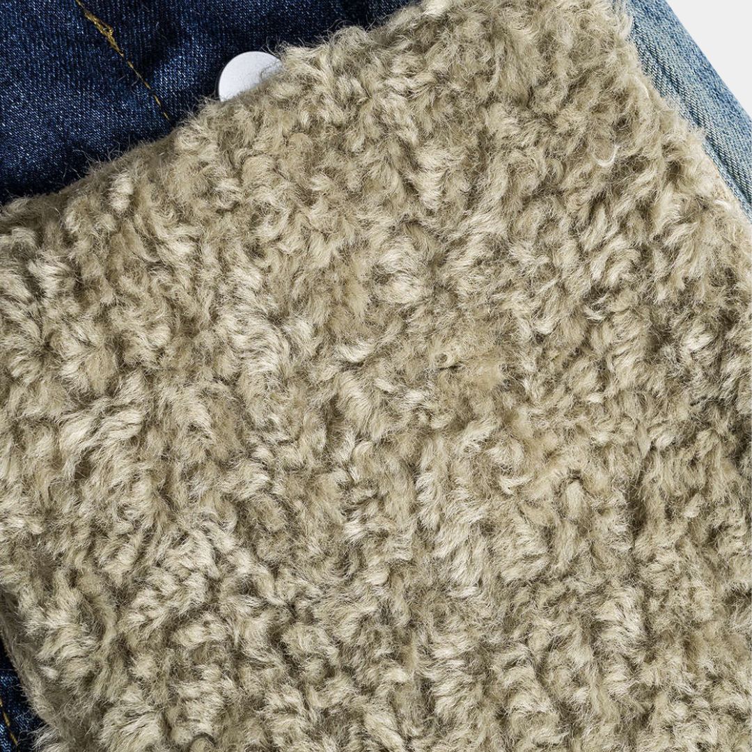 Mörkblå utsvängda jeans med hög midja, figursömmar och kontrasterande teddyfoder vid benslut