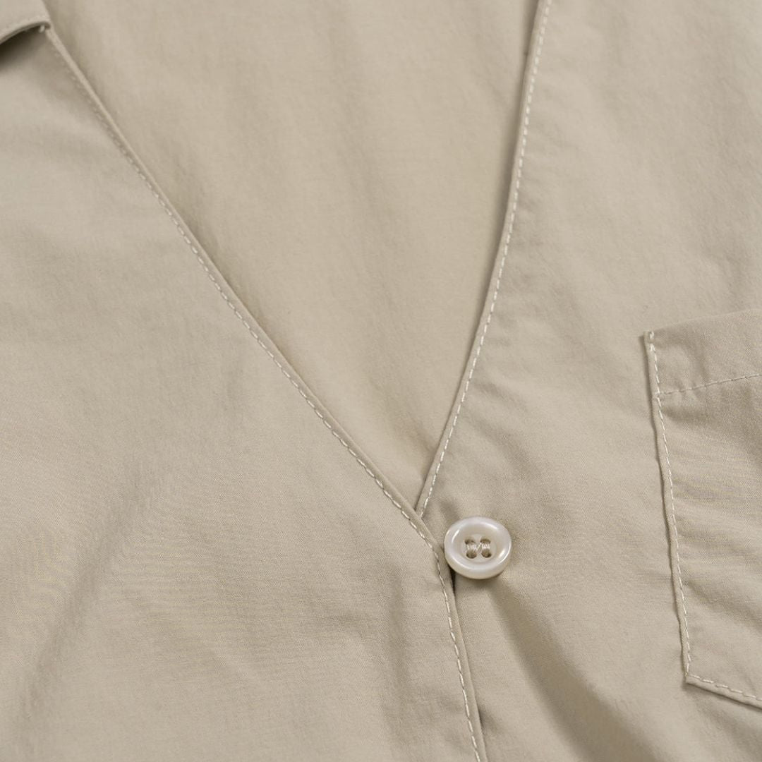 Beige figurnära blus med djup V-ringning och trekvartsärmar