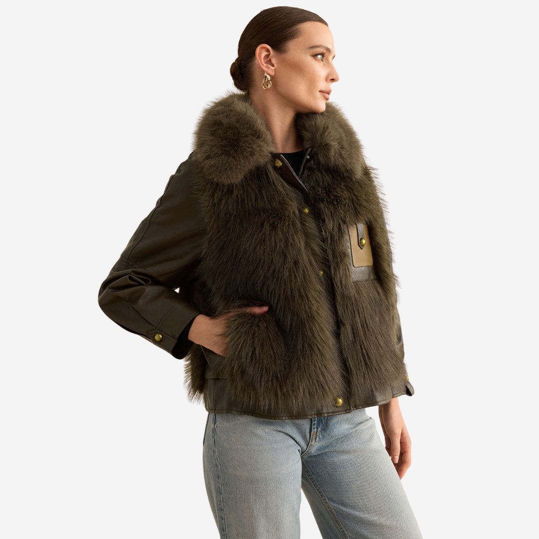 Kaffebrun jacka i fuskläder med grå fuskpäls och bred krage för dam