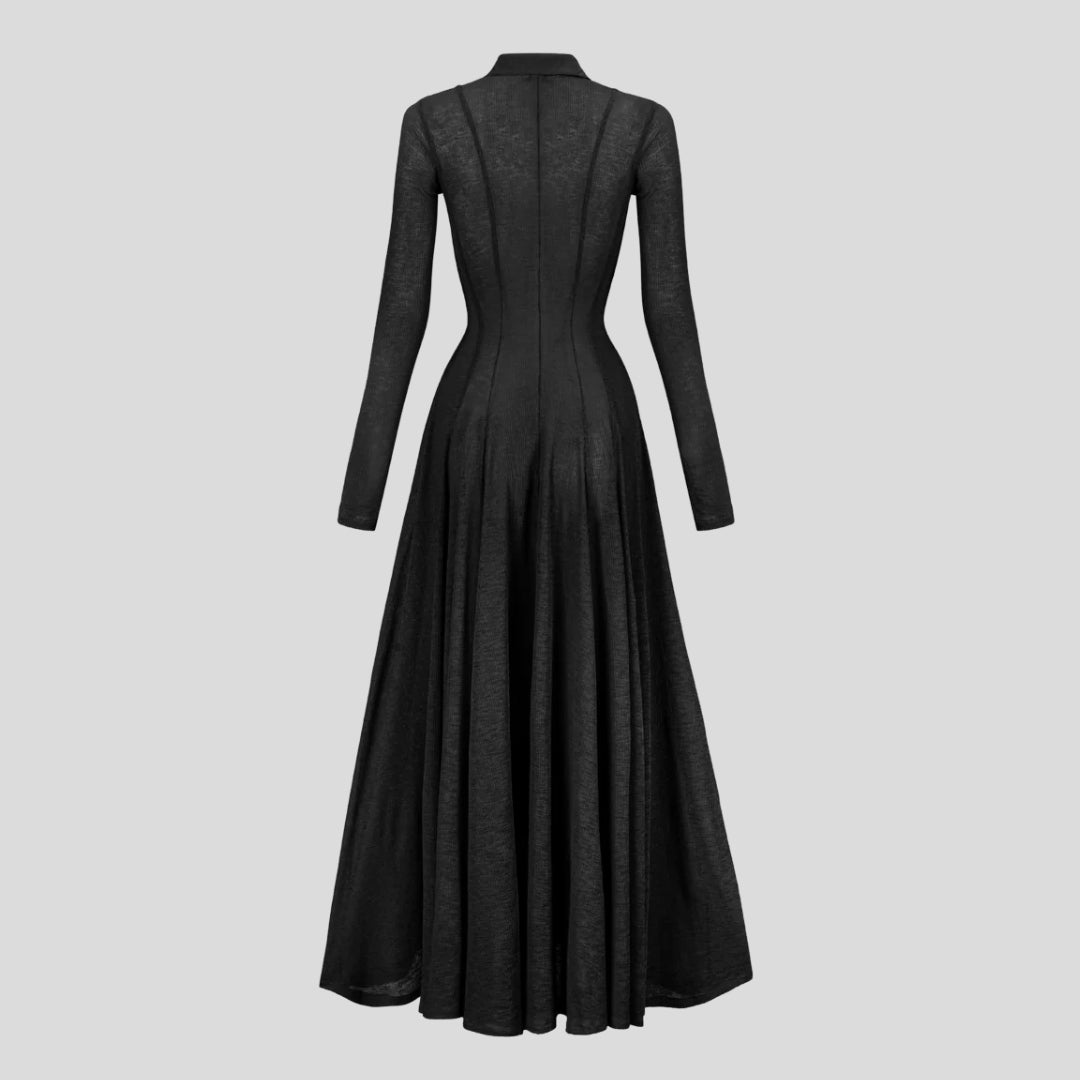 Stickad maxiklänning med lång ärm, krage och elegant utsvängd silhuett