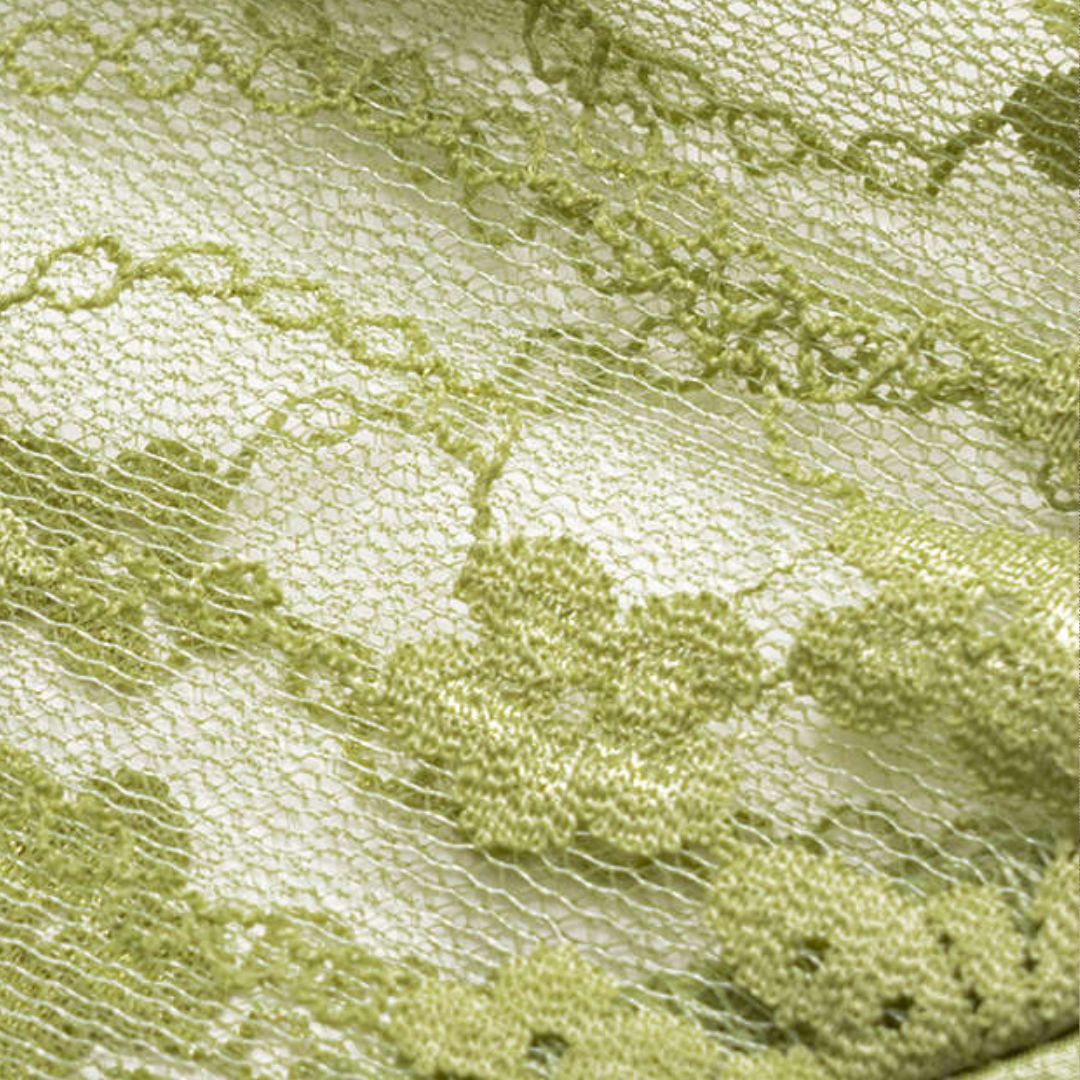 Limegrön satintopp med spetsinslag och knytband i midjan