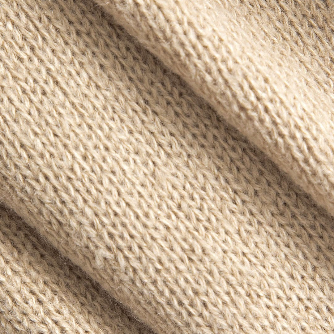 Beige oversize stickad tröja med bred V-ringning och ribbade muddar