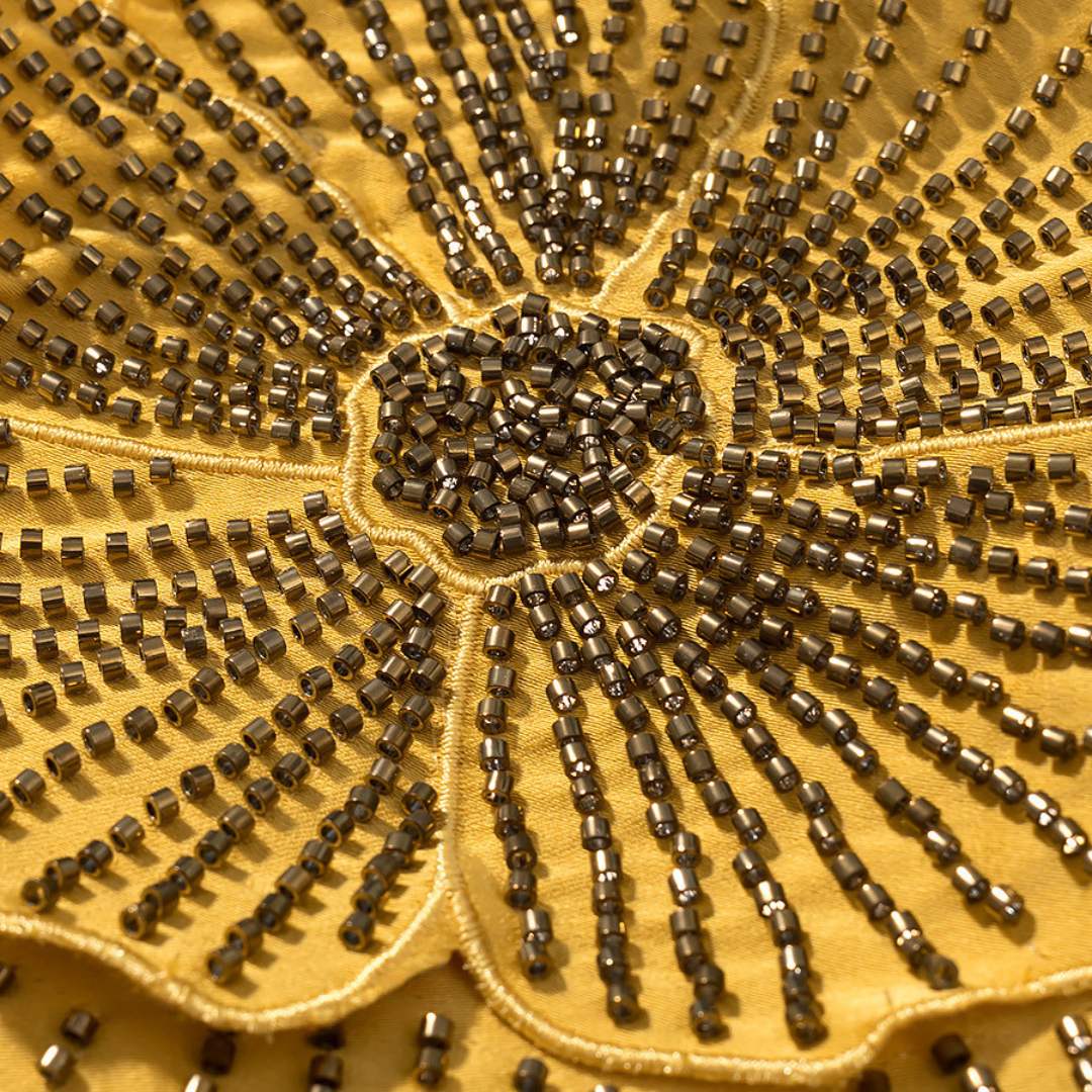 Ljusgül Maxiklänning med halterneck och blomsterdetalj framtill