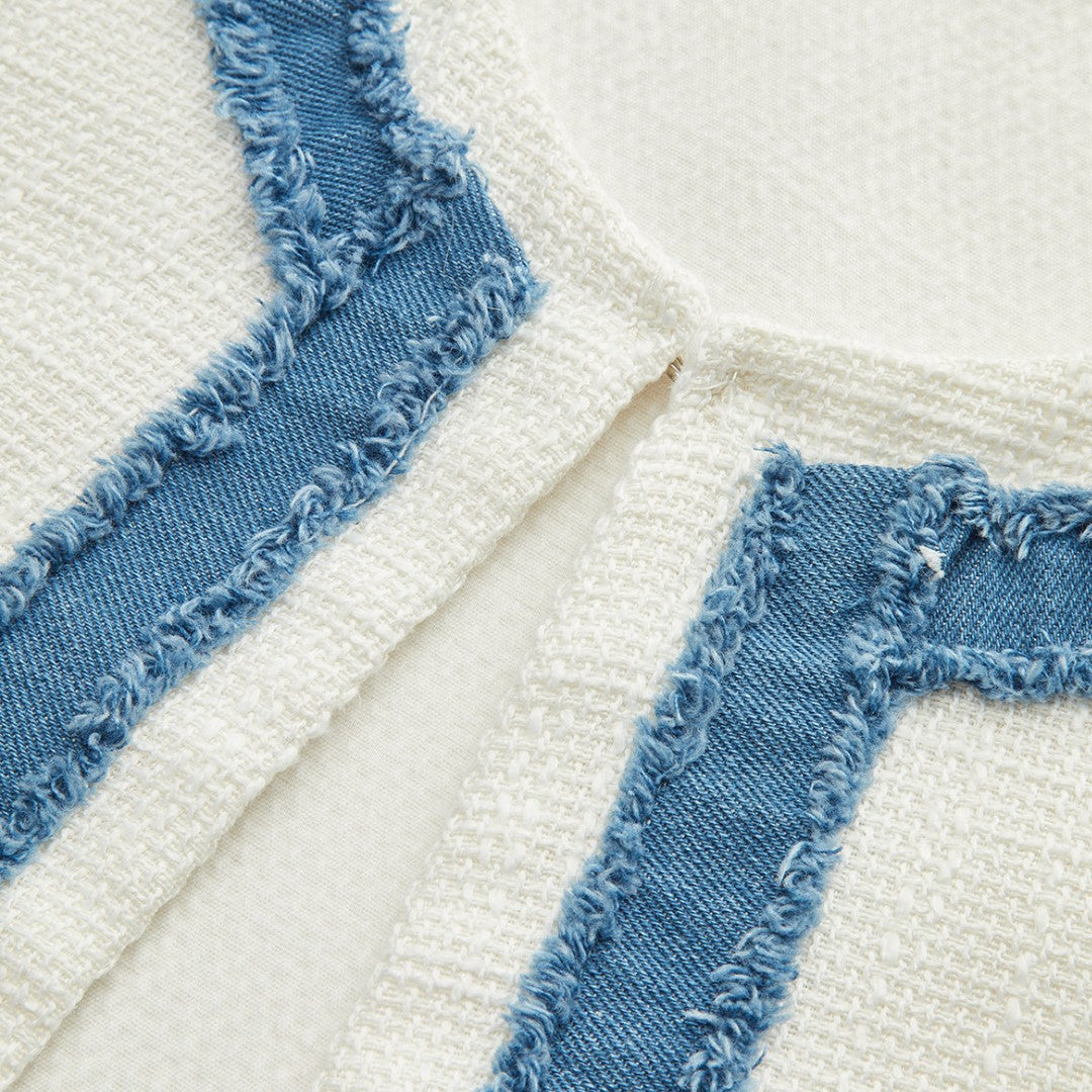 Vit boucléjacka med kontrasterande denimkanter