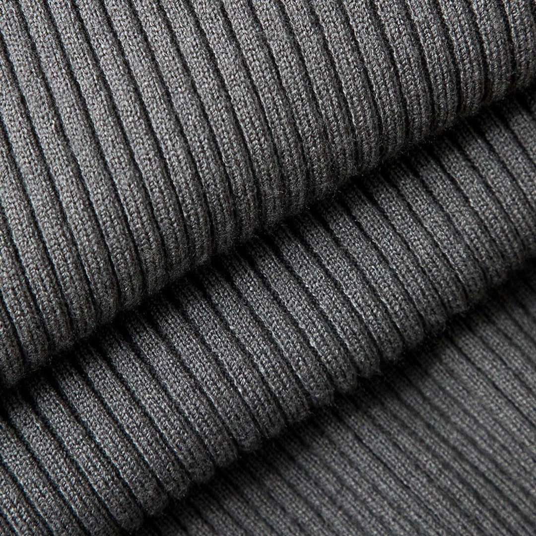 Ribbstickad midiklänning med cut-out och spänndetalj