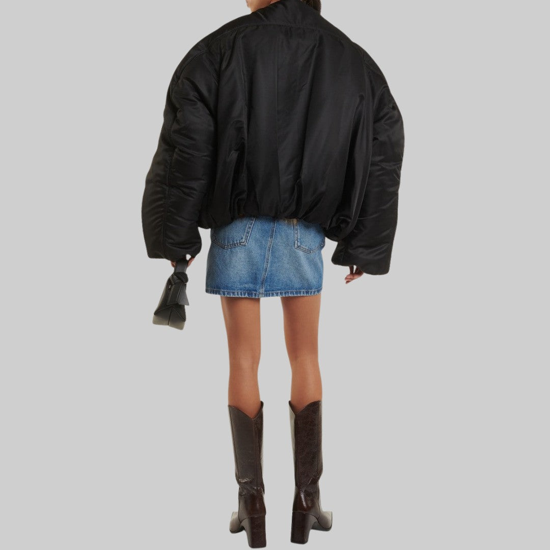 Svart Oversized Bomberjacka med Fuskpälsfoder och Lyxig Satinyta