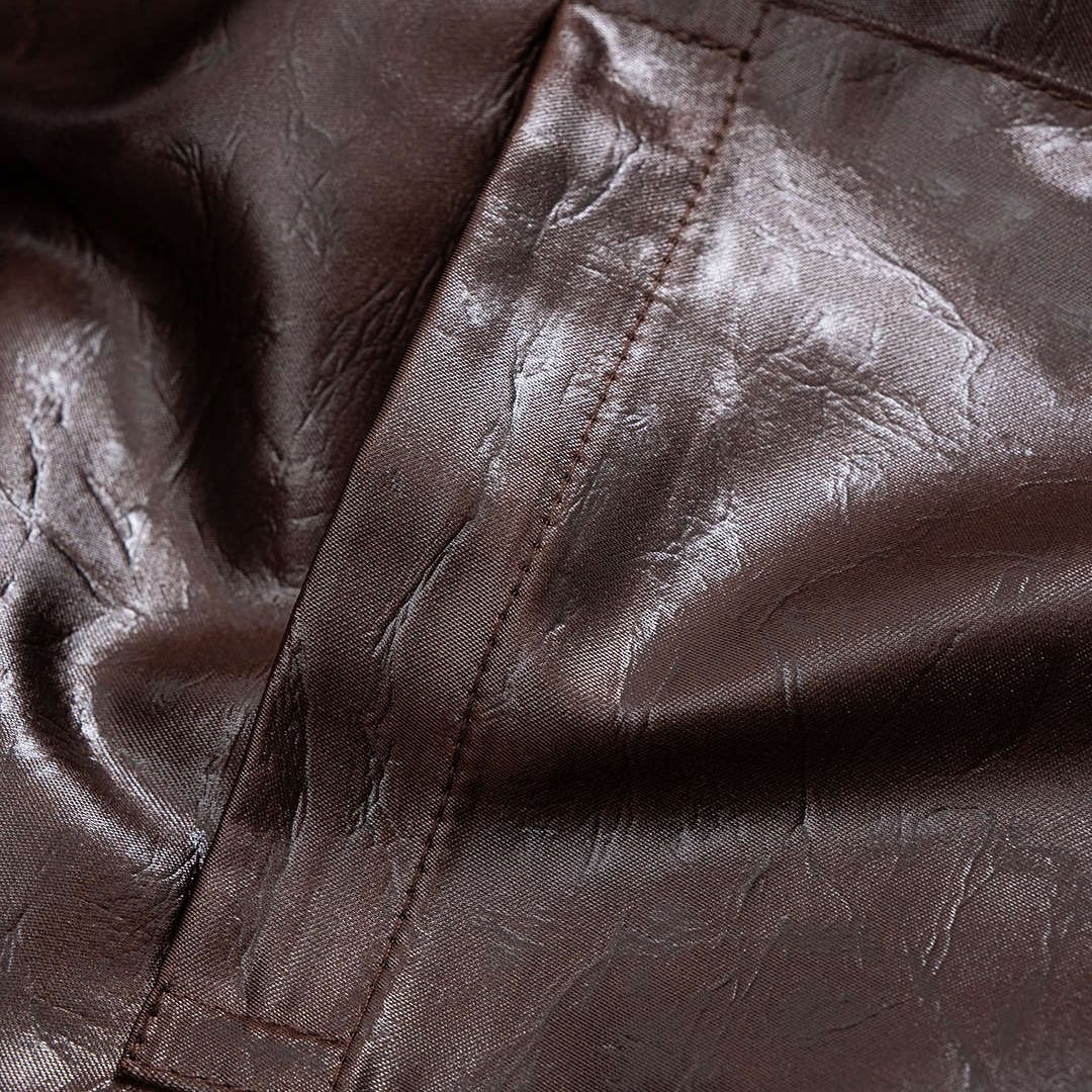 Brun skjortblus i glansigt fuskläder med knytbar fåll