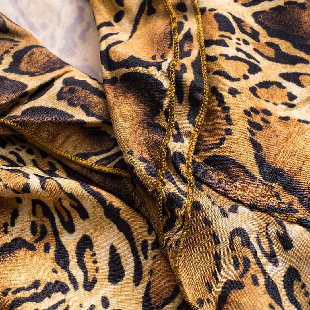 Brun blus med leopardmönster volangärmar och knytning framtill