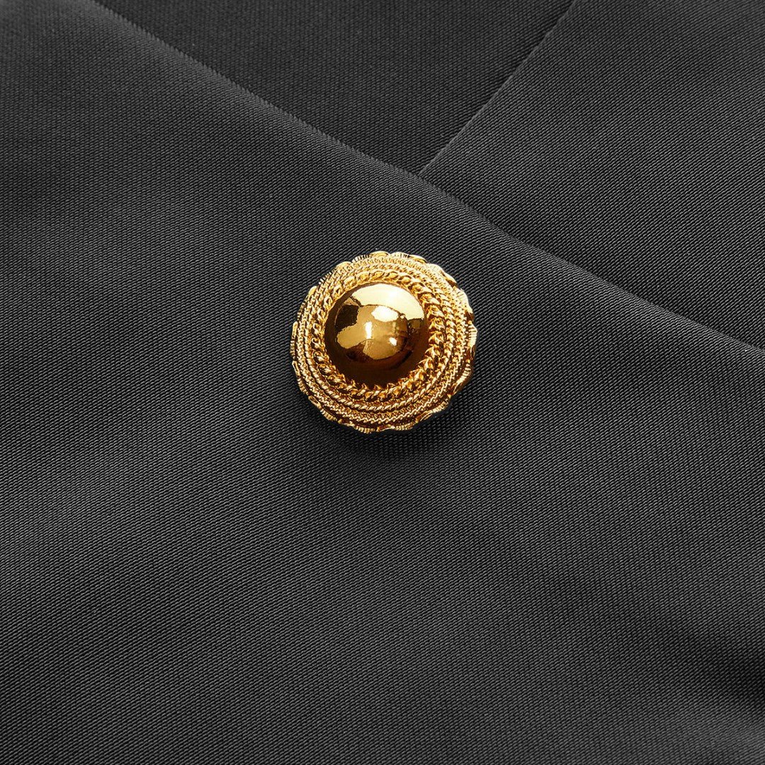 Ärmlös miniklänning med volangfåll, gulddetaljerade knappar och strukturerad siluett