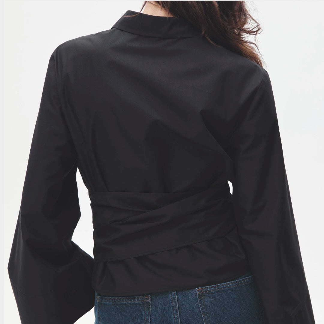 Omslagsblus med V-ringning och vida ärmar