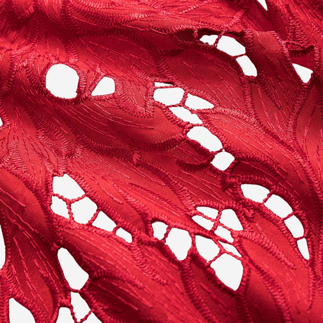 Midilång klänning i röd jacquardspets med figurnära silhuett och dekorativa rosetter vid axelbanden