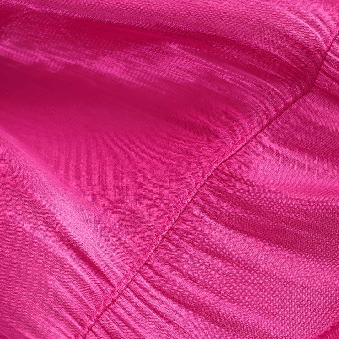 Fuchsiafärgad chiffontopp med volanger och lös silhuett