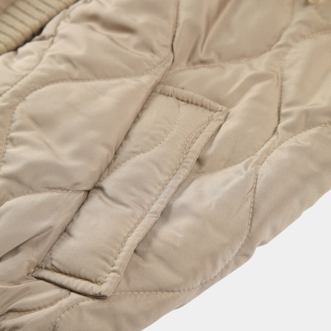 Stickad och vadderad jacka med fransdetalj och quiltade paneler