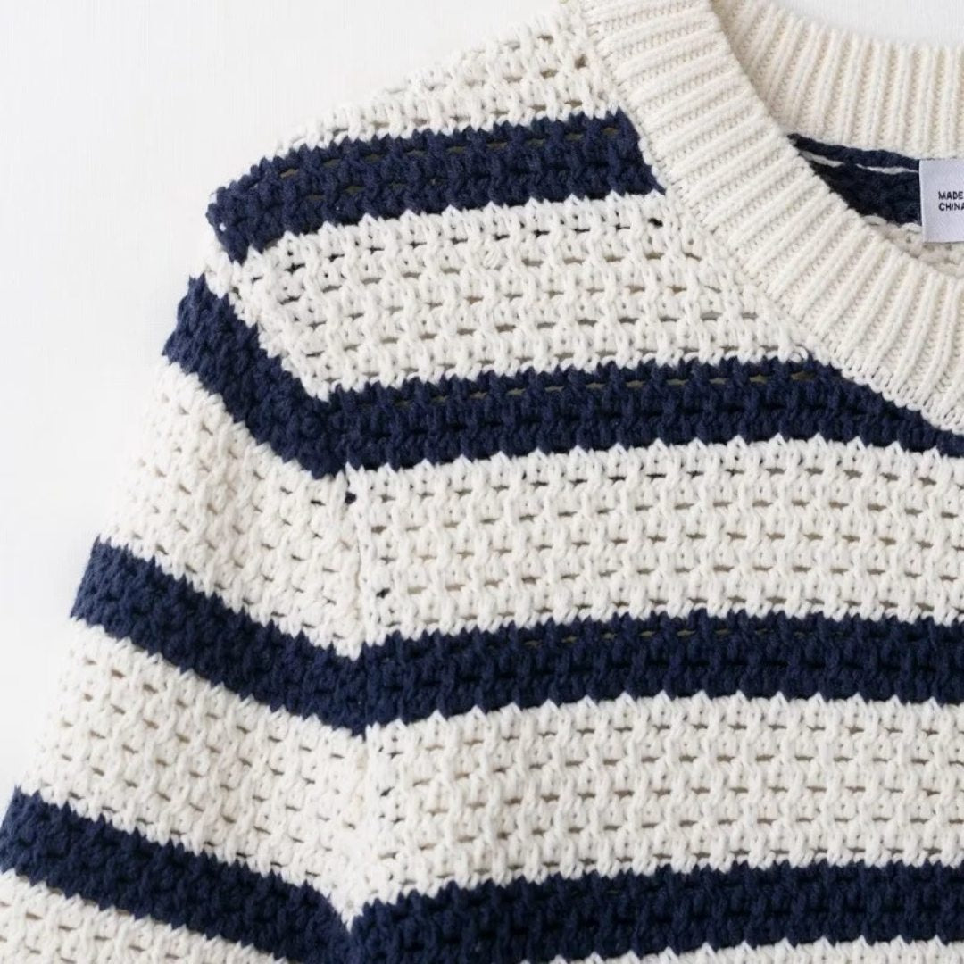 Kortstickad randig kofta med kort ärm och knappstängning framtill