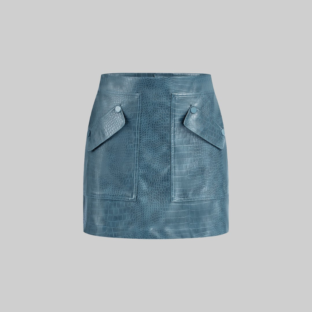 Kort kjol i krokodilpräglat fuskläder med fickdetaljer och midjehög passform
