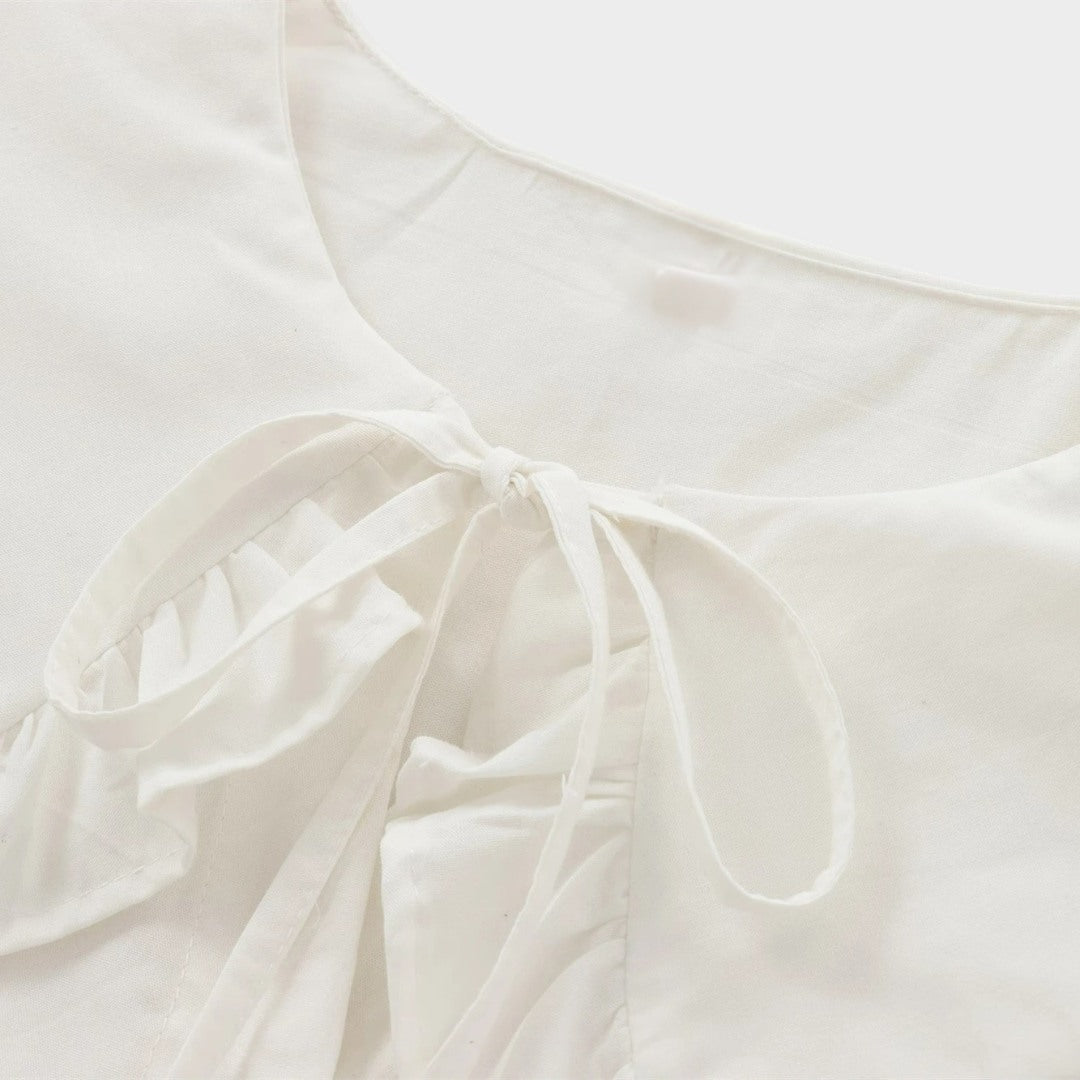 Klassisk blus med volangkrage knytband och eleganta detaljer