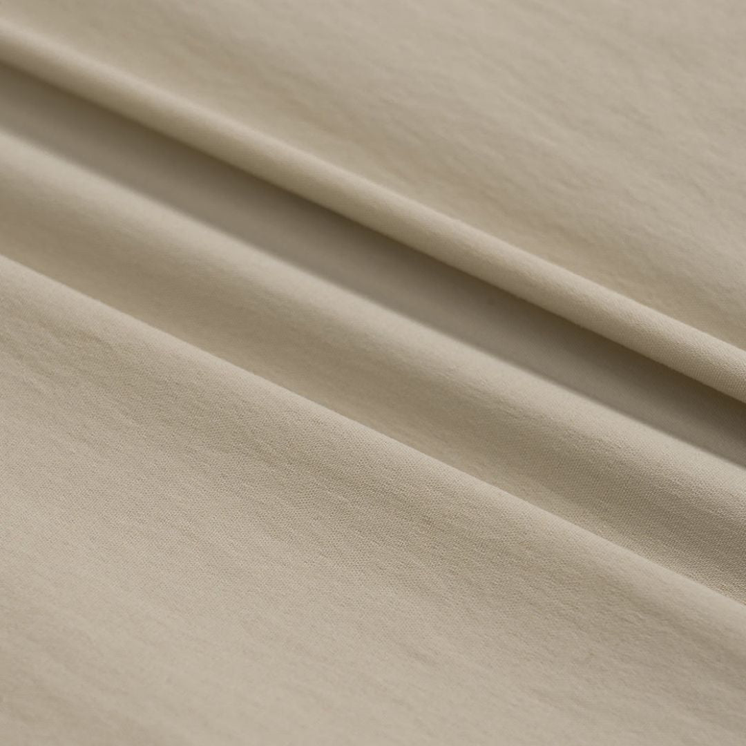 Beige figurnära blus med djup V-ringning och trekvartsärmar