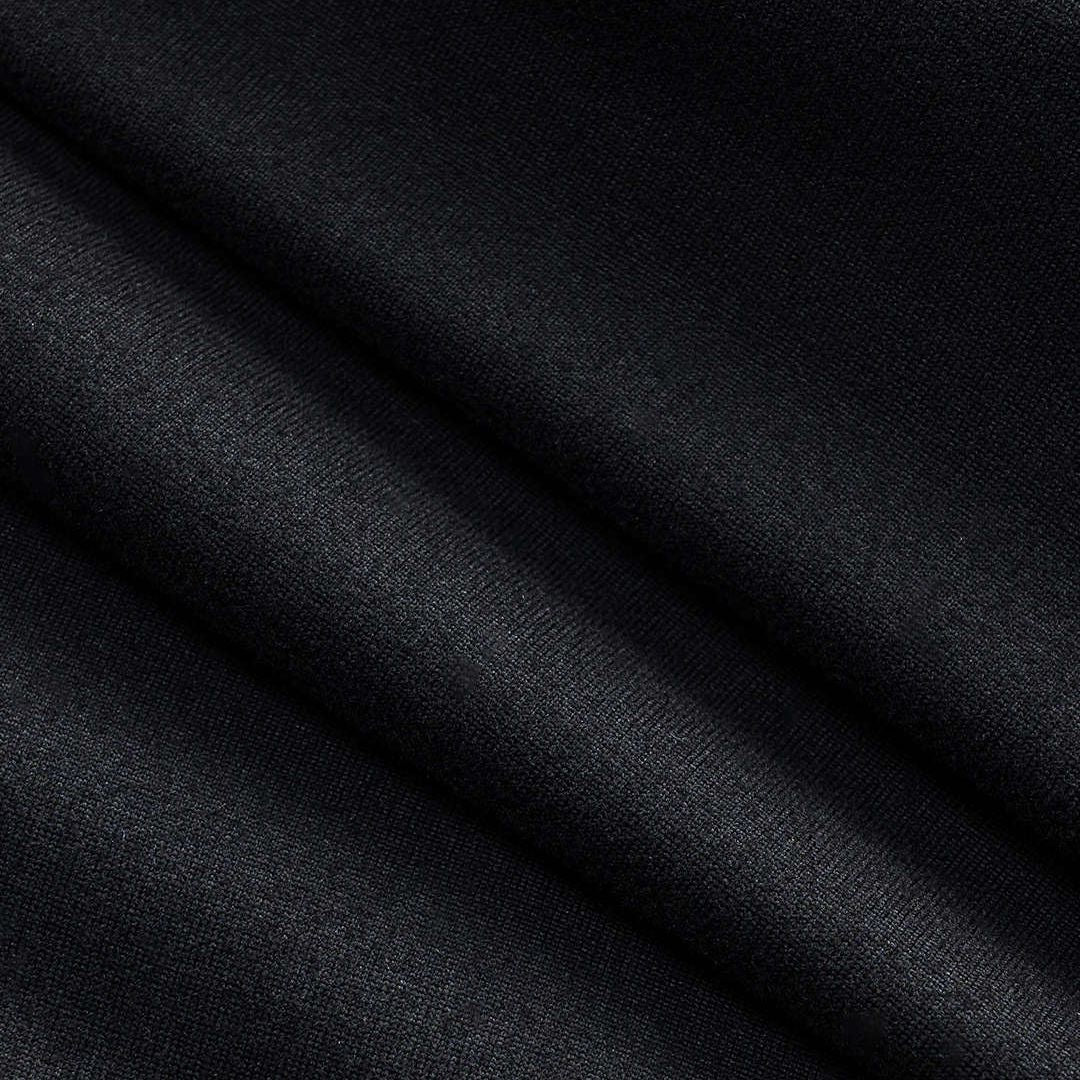 Svart ärmlös långklänning i jersey med figurnära silhuett och kontrasterande sidenrosetter i midjan