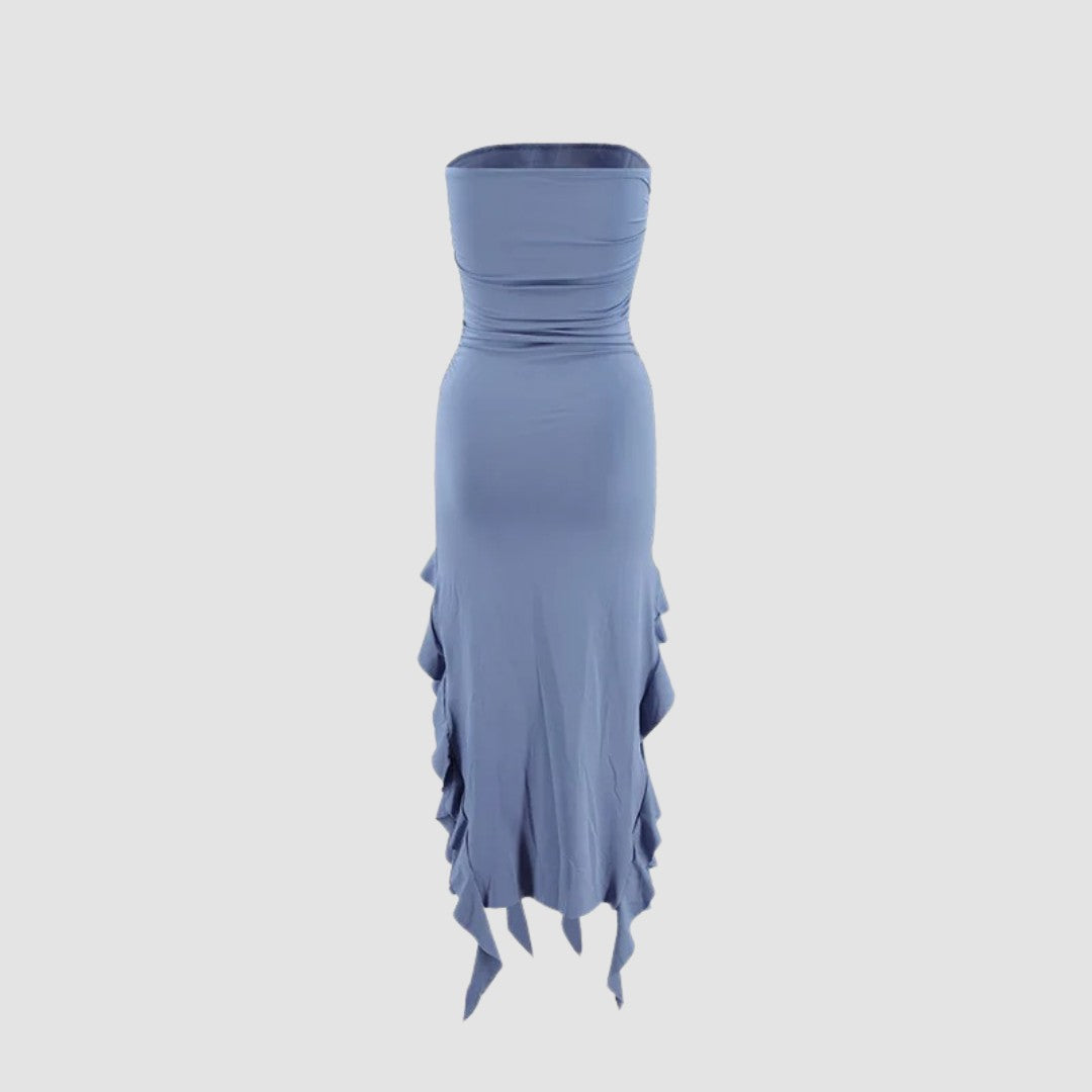 Axelbandslös bodycon midiklänning med volanger och asymmetrisk fåll
