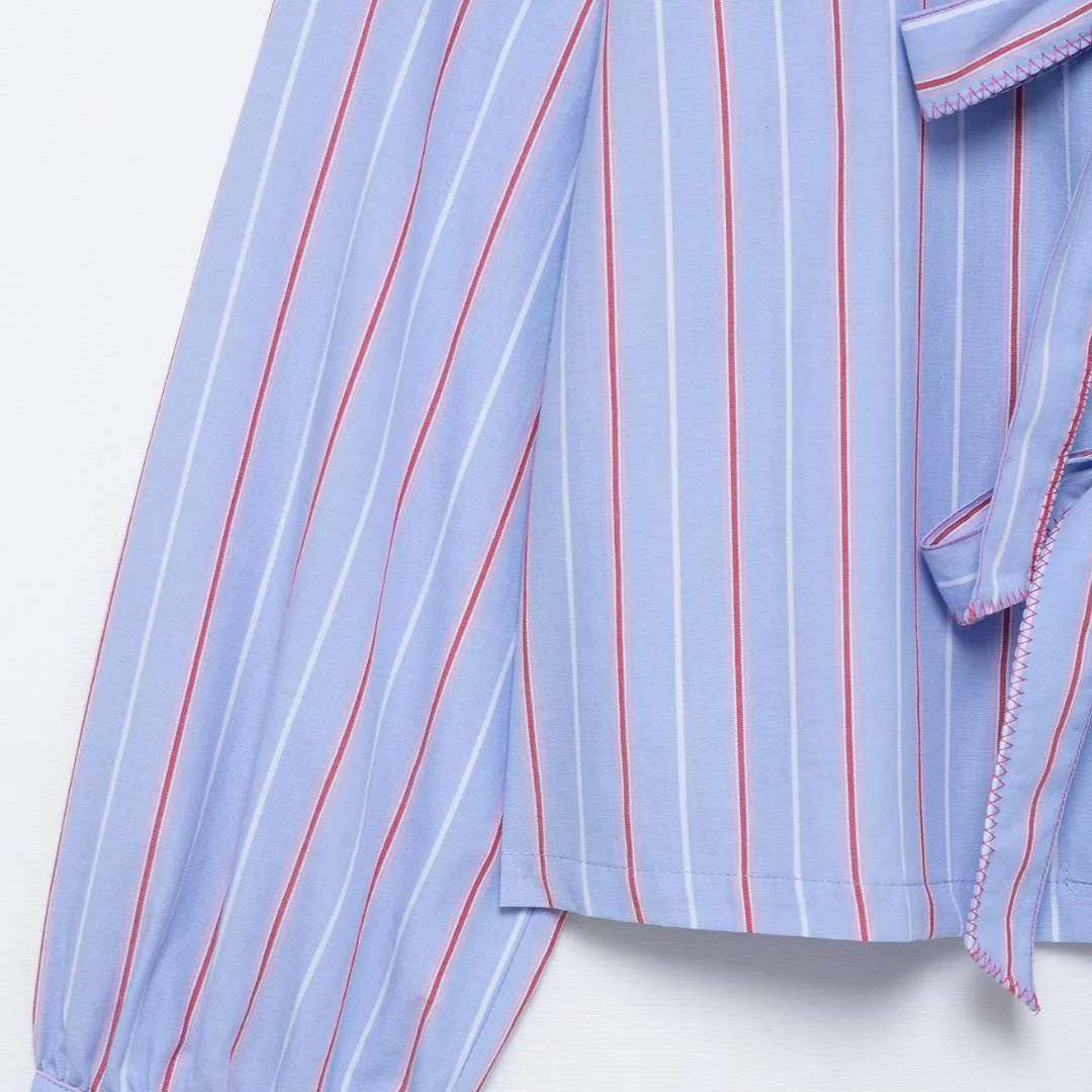 Blus i poplin med knytband och ränder