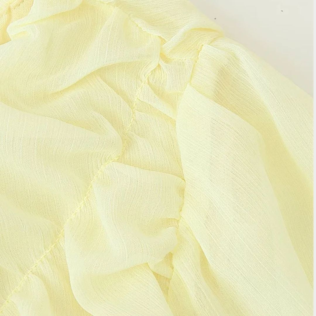 Lång klänning med rynkade detaljer och puffärm i vävt tyg