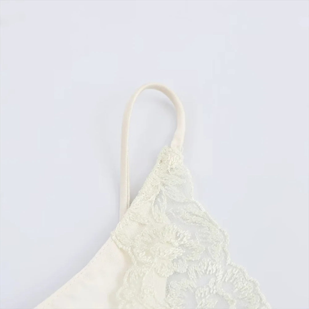 Spetskantat camisole-linne med V-ringning och justerbara axelband