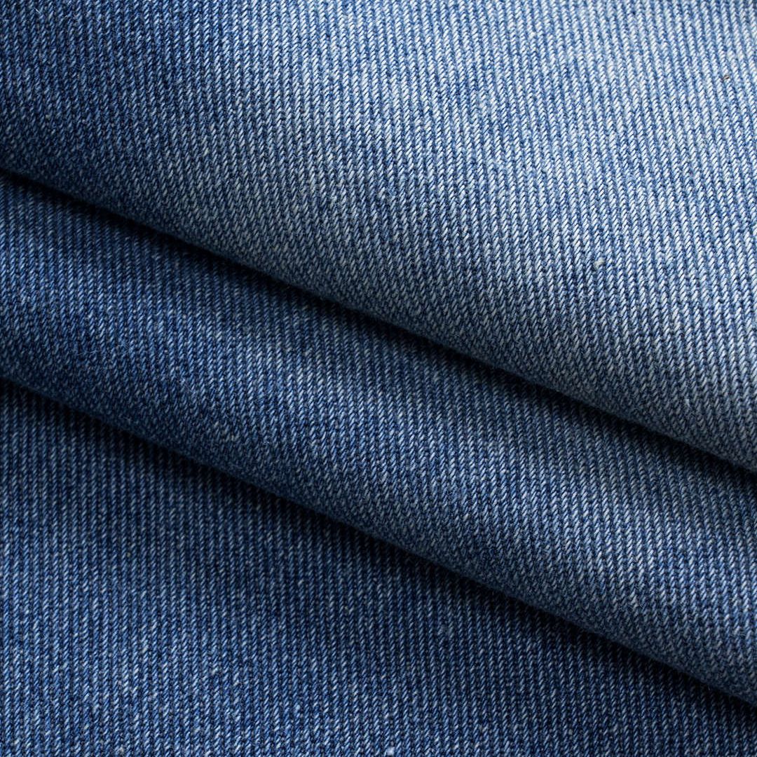 Klassiska jeans med kontrasterande djupblå sidor