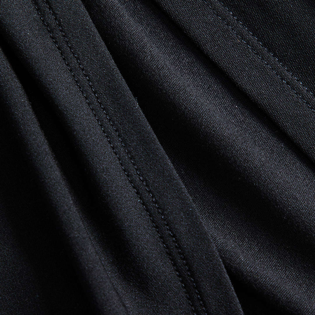 Figurnära svart midiklänning i stretchjersey med draperad kjol och gnistrande dekor