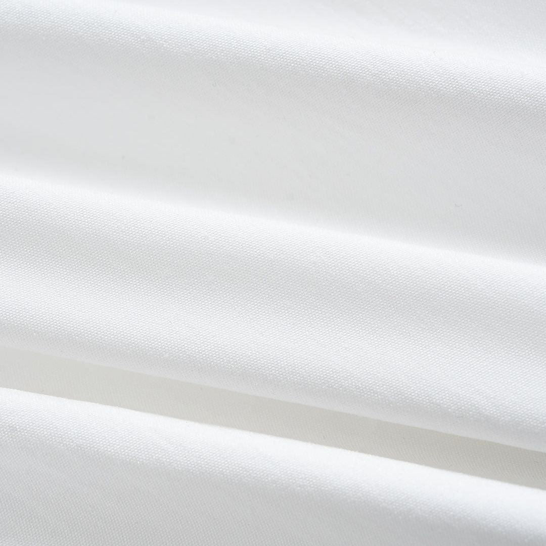 Asymmetrisk topp med bar axel och markerad midja stilren design med skulptural silhuett